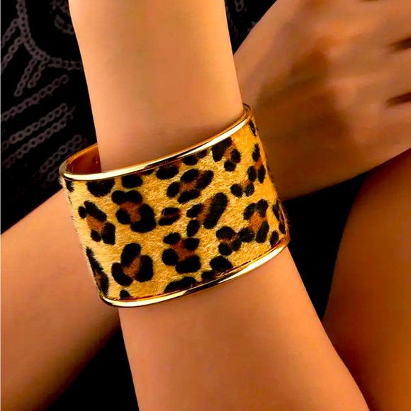 ANIMAL LEOPARD PATTERN IMITATION LEATHER WIDE DESIGN CUFF BANGLE NWT - Picture 4 of 6